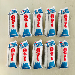 「丹那牛乳」ブローチ 1枚目の画像