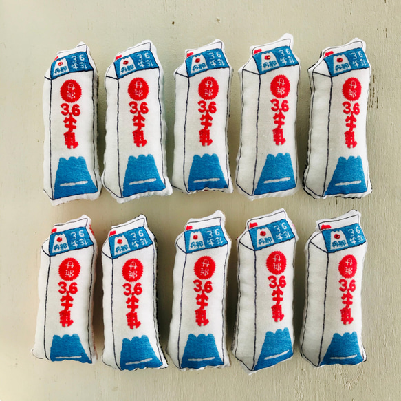 「丹那牛乳」ブローチ 1枚目の画像