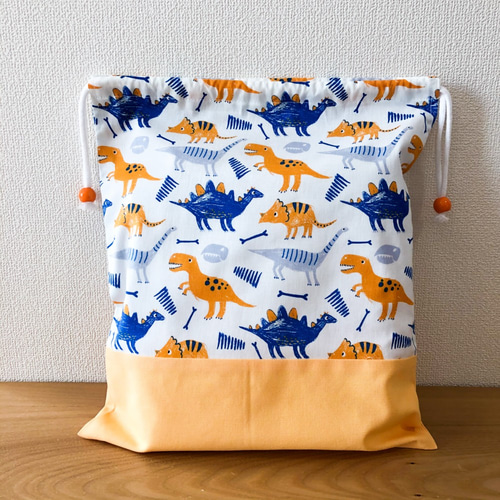 ハンドメイド★ブルー。恐竜プリント×ギンガム切替片側紐出し巾着。入園グッズ サイズ4種類・恐竜の刺繍巾着袋 男の子 お受験 コットン 入園