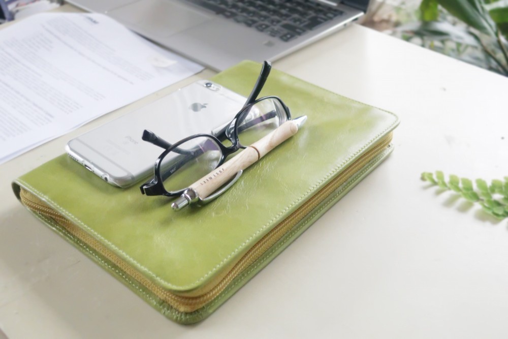 ノートカバー式　クラッチバッグ リブレタ　Libreta ノートカバー式クラッチバッグ リブレタ　Libreta （アッ