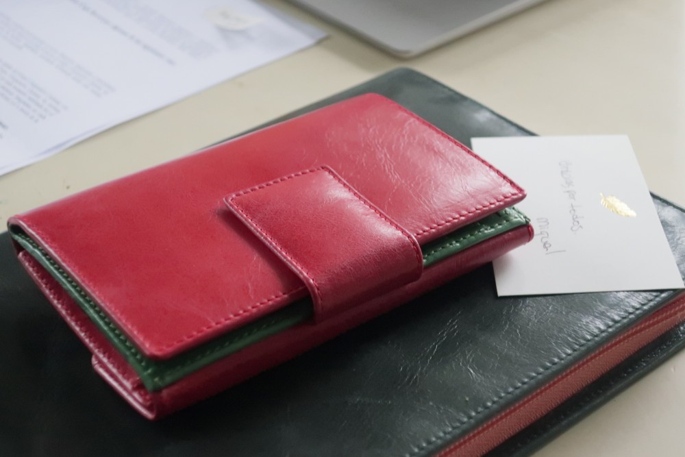 仕立てるスペインの革職人が作る、二つ折り財布カルテラ　Cartera （クリムソンレッド・ピスタチオ)