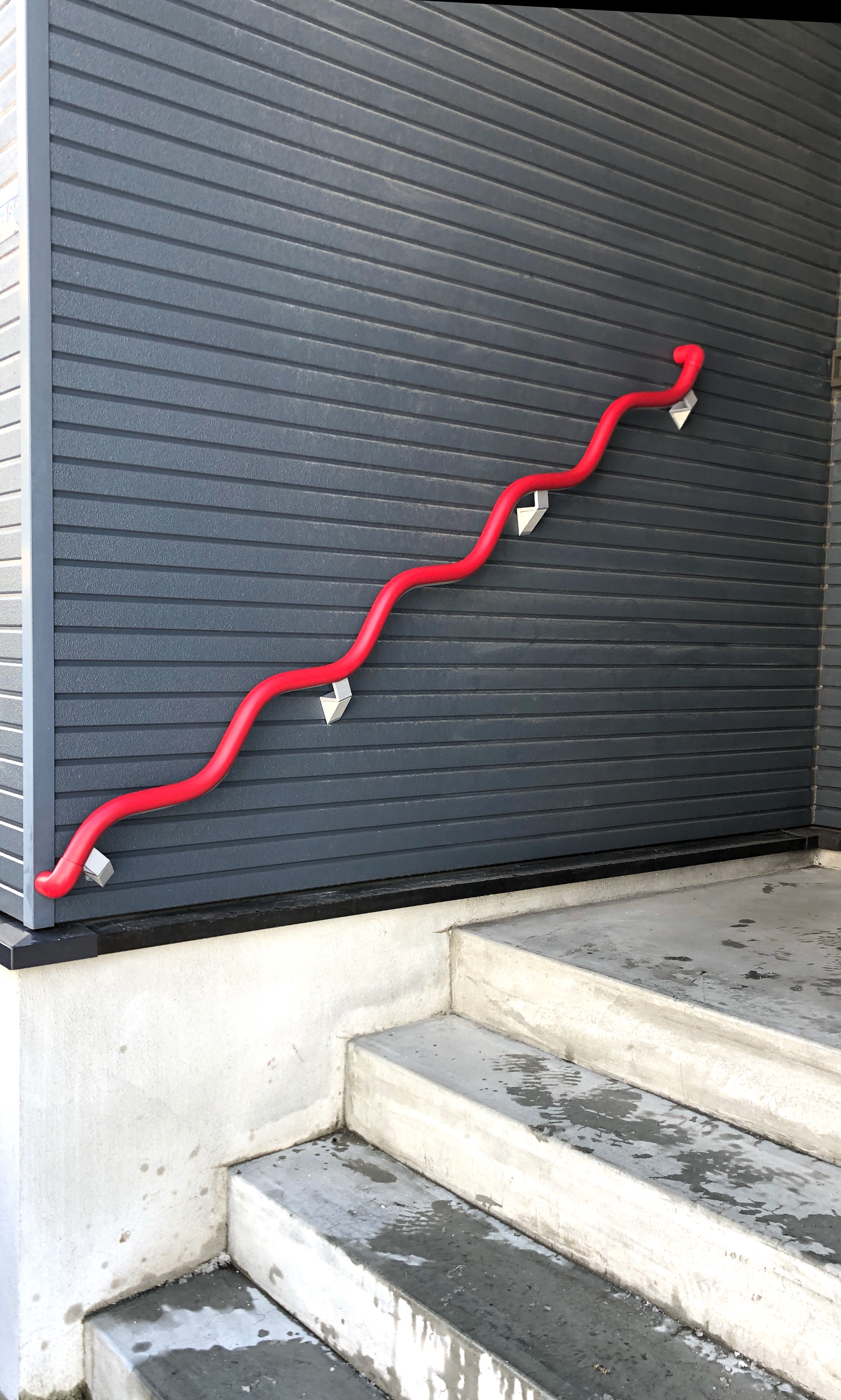 玄関や階段にトイレやお風呂にクネクネッと曲がった手摺りをご使用頂く寸法に切ってキット販売、もしくは設置施工まで致します。