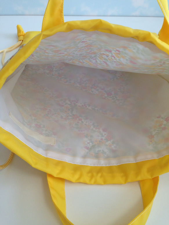 ナップサック プールバッグ 撥水ナイロン 黄色小花 4枚目の画像