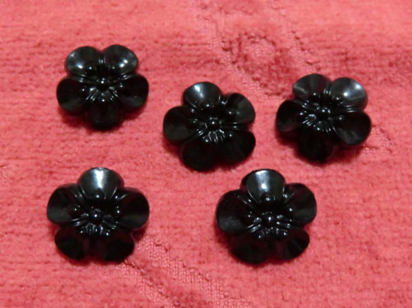 黒いお花のボタン（スプリング） 1枚目の画像