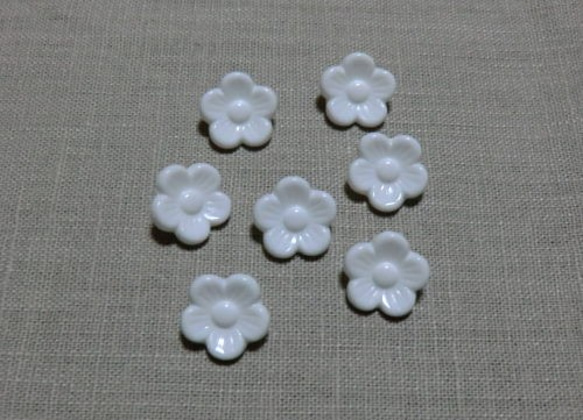 お花のボタン（ホワイト）A-2 1枚目の画像