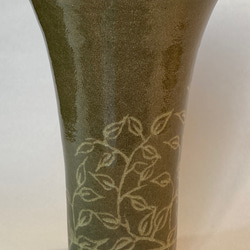 【ビアジョッキ】【送料無料】手作陶芸　ツル草　ナチュラル　オリーブ色　花瓶　一輪挿し 1枚目の画像