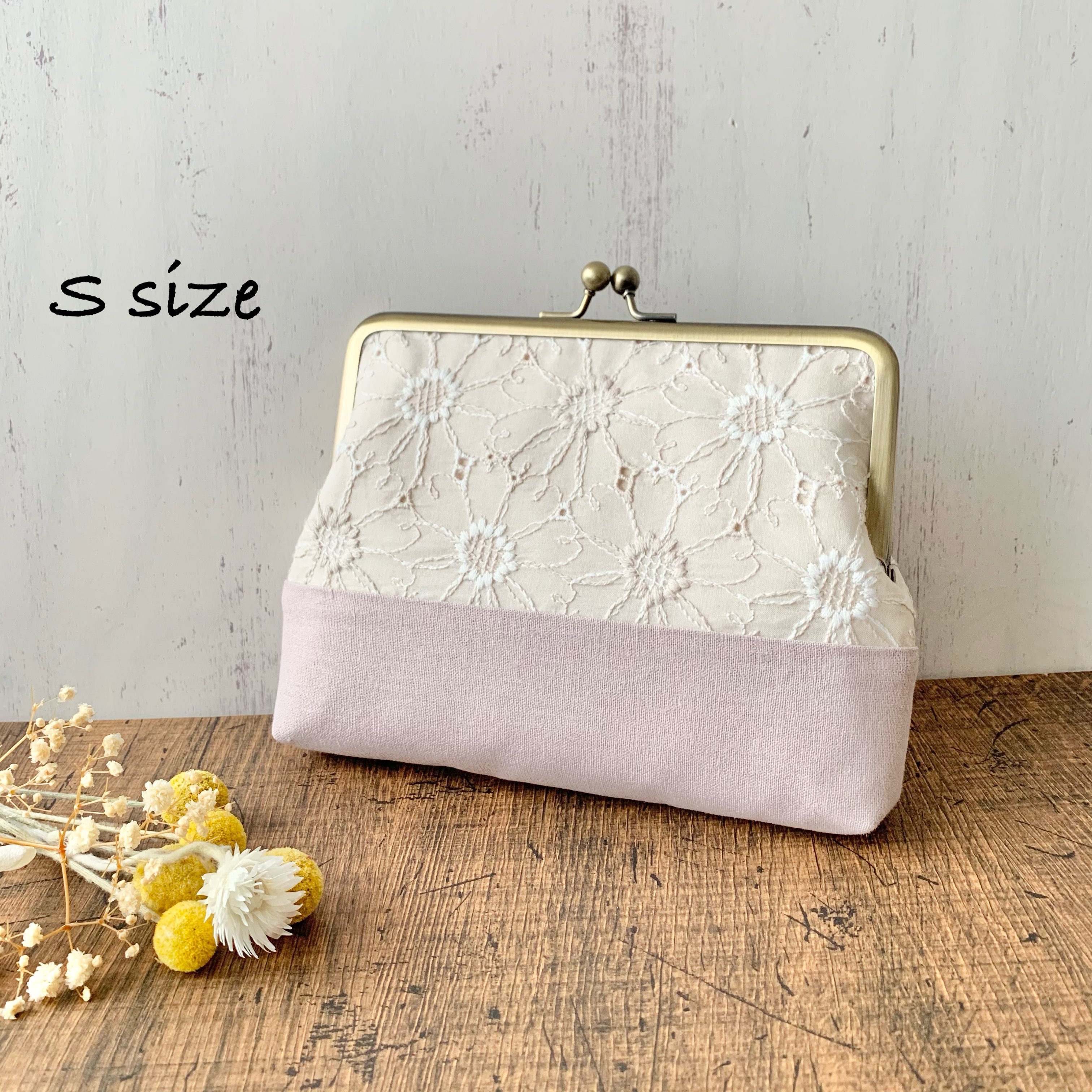 Sサイズ がま口 母子手帳ケース マーガレット　刺繍　大容量 A6 ポーチ 通帳ケース パスポート お薬手帳