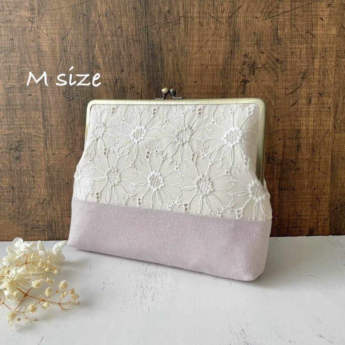 ポケットたくさん！ Mサイズ がま口 母子手帳ケース マーガレット 刺繍 薄ベージュ　B6 ポーチ 通帳ケース