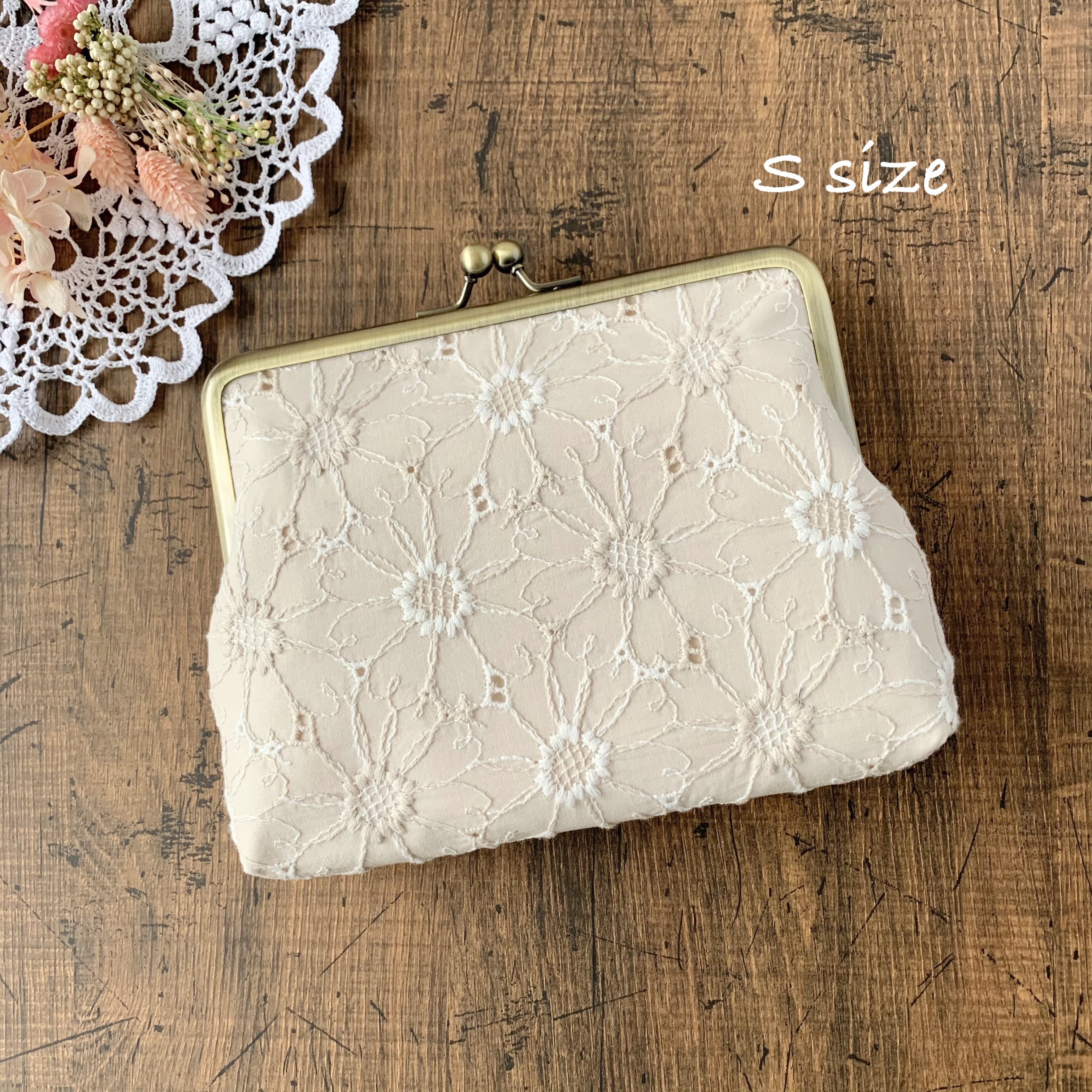 Sサイズ がま口 母子手帳ケース マーガレット 刺繍 大容量 A6 ポーチ 通帳ケース パスポート お薬手帳