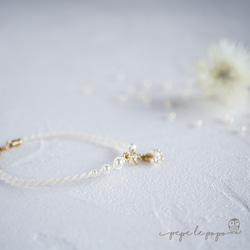 以色列單朵花和搖曳的珍珠魅力真絲製成的花邊手鍊（生成） 第5張的照片