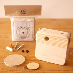 木のカメラ「写ラナインです」を「作レルンです」木工工作キット 1枚目の画像