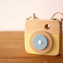 木のおもちゃのカメラ「写ラナインです」　キイロ色 1枚目の画像