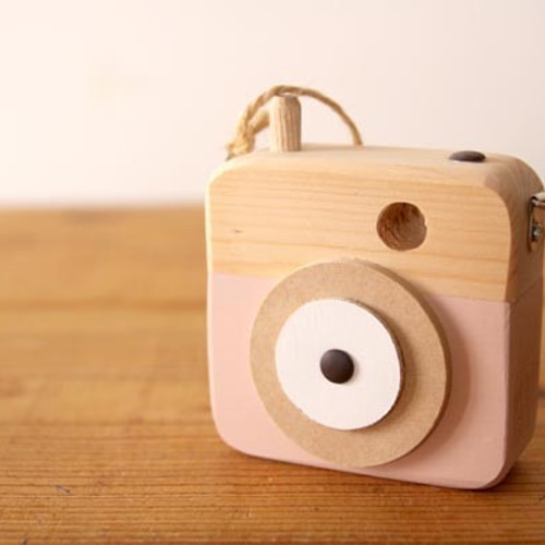 木のおもちゃのカメラ「写ラナインです」 ピンク色 おもちゃ・人形