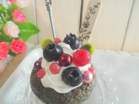 ♪目玉品　スイーツデコ　ブラックココアのカップケーキ　メモスタンド★　ブルーベリー　木いちご　 2枚目の画像