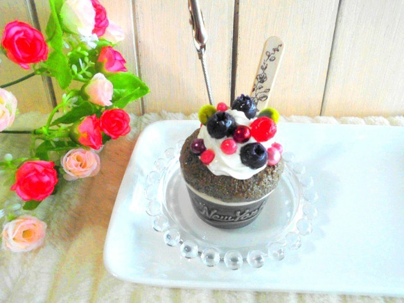 ♪目玉品　スイーツデコ　ブラックココアのカップケーキ　メモスタンド★　ブルーベリー　木いちご　 1枚目の画像