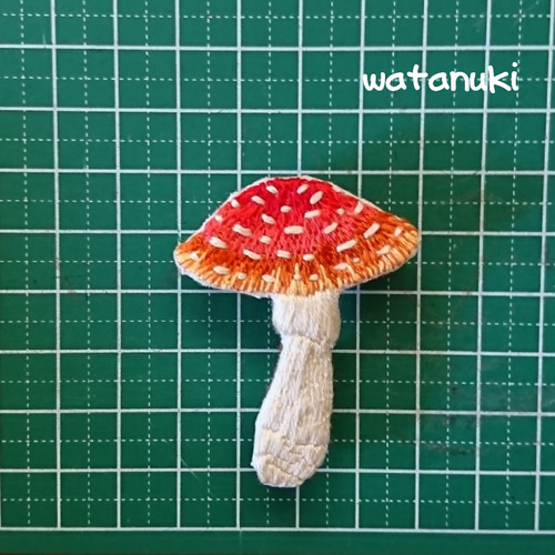 ＊きのこ ✿＊　刺繍ブローチ きのこの刺繍ブローチ ブローチ capriccio 通販 18131117｜Creema