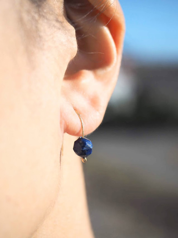 Brilliant blue stone (輝く青い石)-14kgf製フックピアス(ラピスラズリ