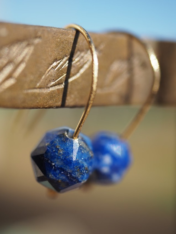 Brilliant blue stone (輝く青い石)-14kgf製フックピアス(ラピスラズリ 瑠璃) 8枚目の画像