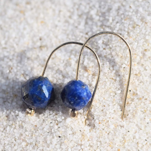 Brilliant blue stone (輝く青い石)-14kgf製フックピアス(ラピスラズリ