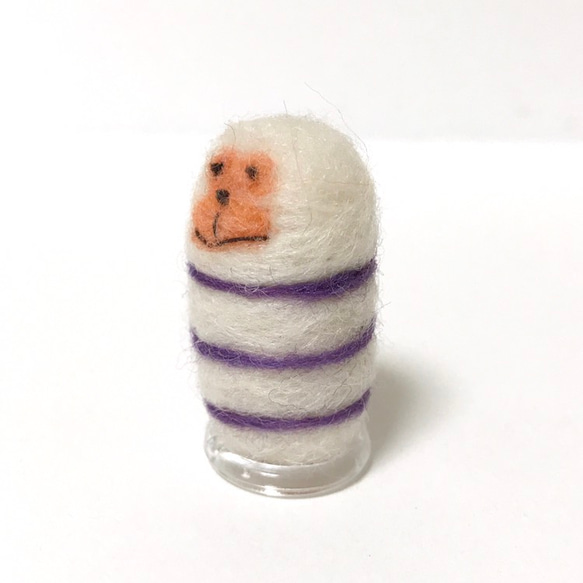 羊毛フェルトの紫ボーダーおサル(親指サイズ) 2枚目の画像