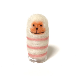 羊毛フェルトの春色ピンク ボーダーおサル(親指サイズ) 1枚目の画像