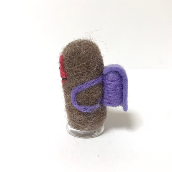 新入学！羊毛フェルトのラベンダー色（紫色）ランドセル背負った1年生おサル(親指サイズ) 3枚目の画像