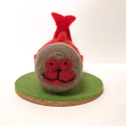 羊毛フェルトの赤こいのぼりおサル(手のひらサイズの丸台セット) 3枚目の画像