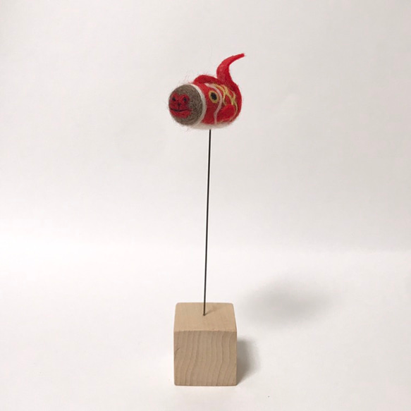 羊毛フェルトの赤こいのぼりおサル(親指サイズ)木製台つきセット 2枚目の画像