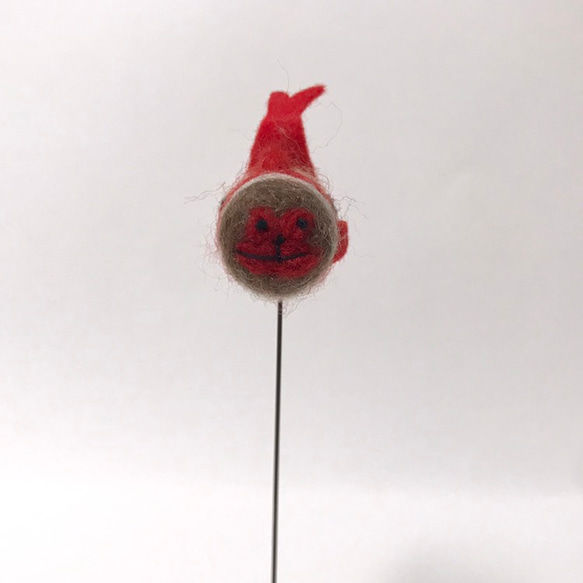 羊毛フェルトの赤こいのぼりおサル(親指サイズ)木製台つきセット 3枚目の画像