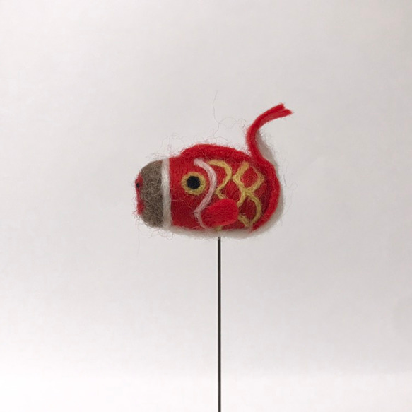 羊毛フェルトの赤こいのぼりおサル(親指サイズ)木製台つきセット 4枚目の画像