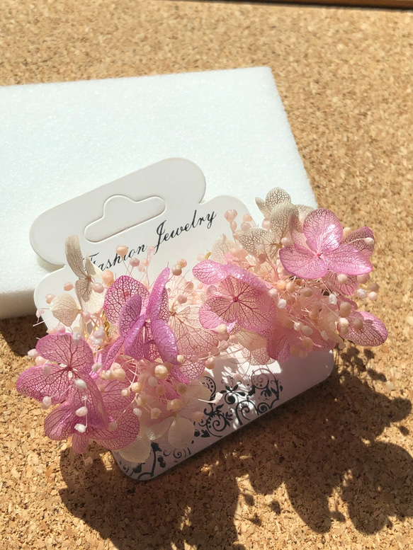 本物のお花のピアス/カシスピンク&ホワイト紫陽花×かすみ草/サージカルステンレス 3枚目の画像