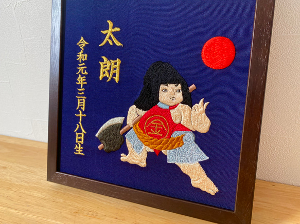 《金太郎さん》本格刺繍の命名額（額・箱付き）命名書　名入れ　こどもの日/節句／カブト 2枚目の画像