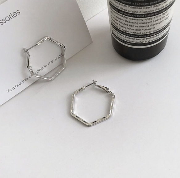 不規則なカットアウトの幾何学的な多角形の金属のイヤリング 1枚目の画像