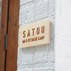 表札 木製 ウッド ステンシル ミリタリー調 カフェスタイル キャンプ ウッド レリーフ（ナチュラル） 2枚目の画像