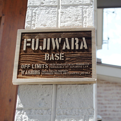 表札 木製 看板 ウッド ステンシル ミリタリー調 エンボス キャンプ カフェスタイル ヒノキ 3枚目の画像