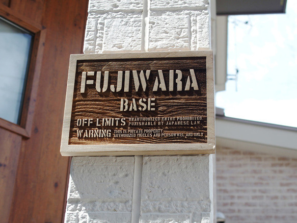 表札 木製 看板 ウッド ステンシル ミリタリー調 エンボス キャンプ カフェスタイル ヒノキ 3枚目の画像