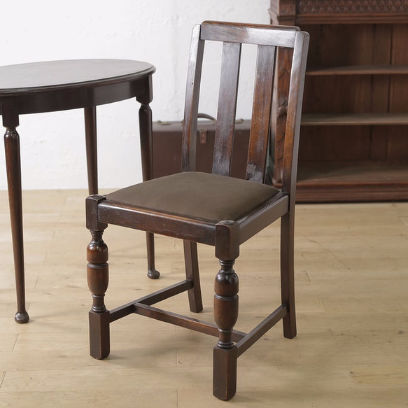 イギリスアンティーク家具 ヴィンテージな味わいのダイニングチェア