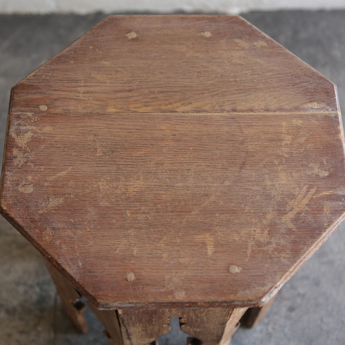 シャビーシック なイギリスアンティーク のオクタゴン サイドテーブル