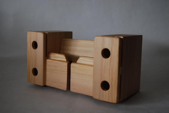 手帳型ケース対応木製（ヒノキ材）スマホスタンド・スピーカー（縦置き型） 2枚目の画像