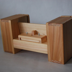 手帳型ケース対応木製（ヒノキ材）スマホスタンド・スピーカー（縦置き型） 3枚目の画像