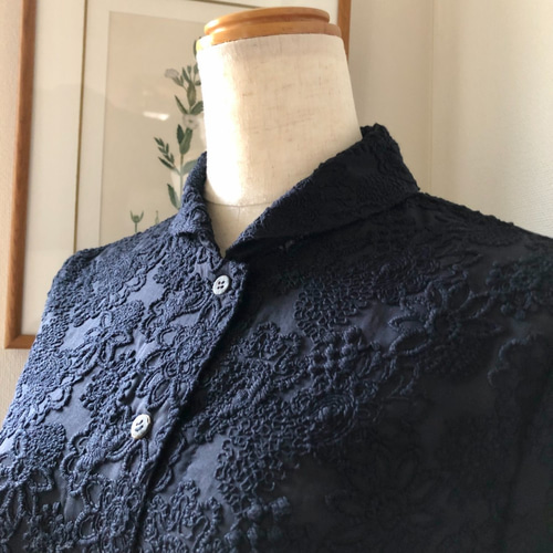 刺繍入りネイビーブラウス （オリエンタル刺繍ブラウス｜半袖