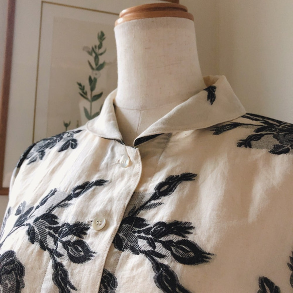 【ブラック】薔薇柄　カットジャガード生地のブラウス　八分袖 是非 追跡可能