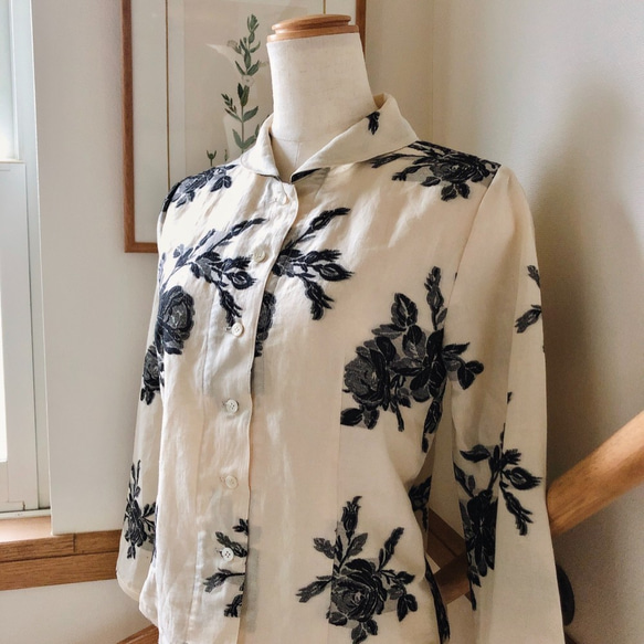 【ブラック】薔薇柄　カットジャガード生地のブラウス　八分袖 是非 追跡可能