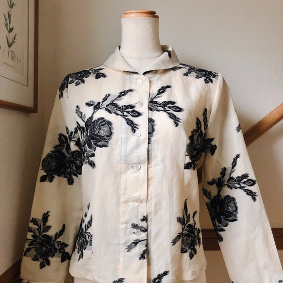 【ブラック】薔薇柄　カットジャガード生地のブラウス　八分袖 是非 追跡可能