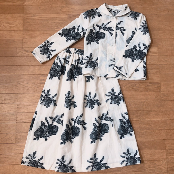 【ブラック】薔薇柄　カットジャガード生地のブラウス　八分袖 是非 追跡可能