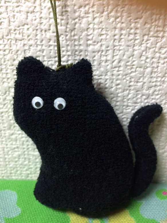 タオル地黒猫ストラップ 1枚目の画像