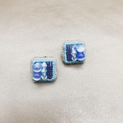 blue×square ビーズ刺繍のスタッドピアス 2枚目の画像