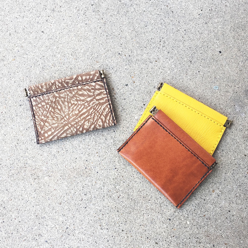 型押し革のばねぐち　とらねこ柄