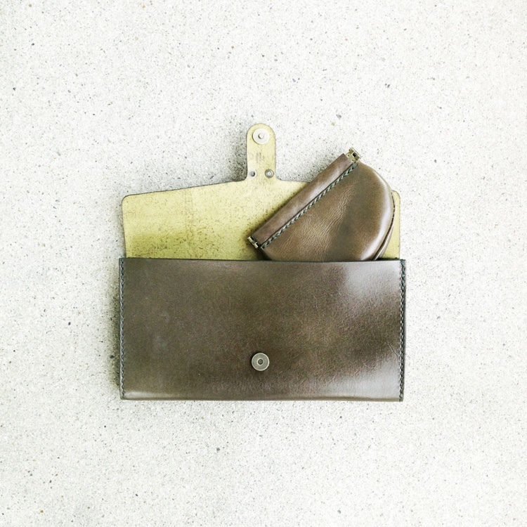 カーキ色のばねぐち・ぽけっと付（しきりあり）