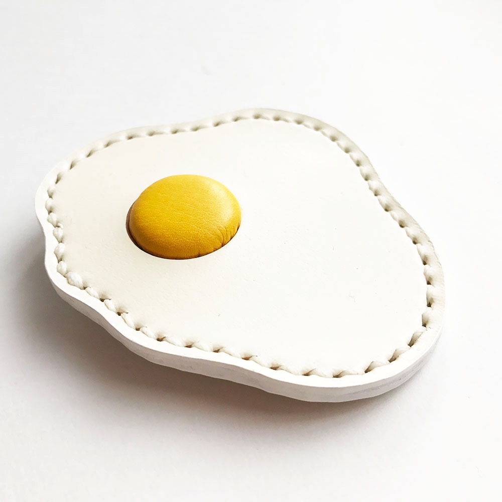 めだまやきの革ブローチ